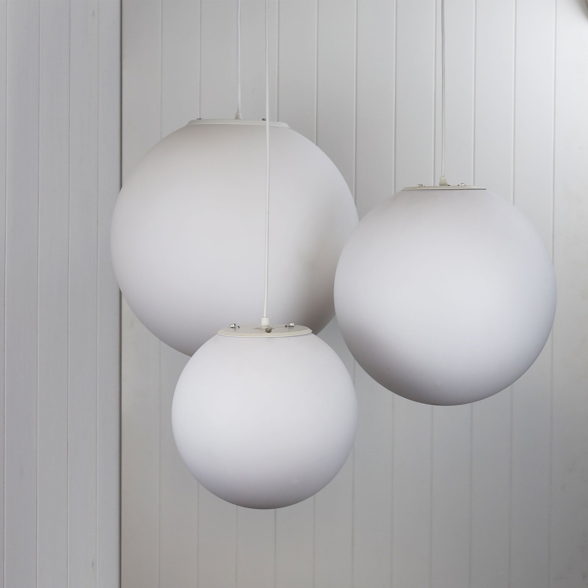 Phase.50 White Acrylic Sphere Pendant