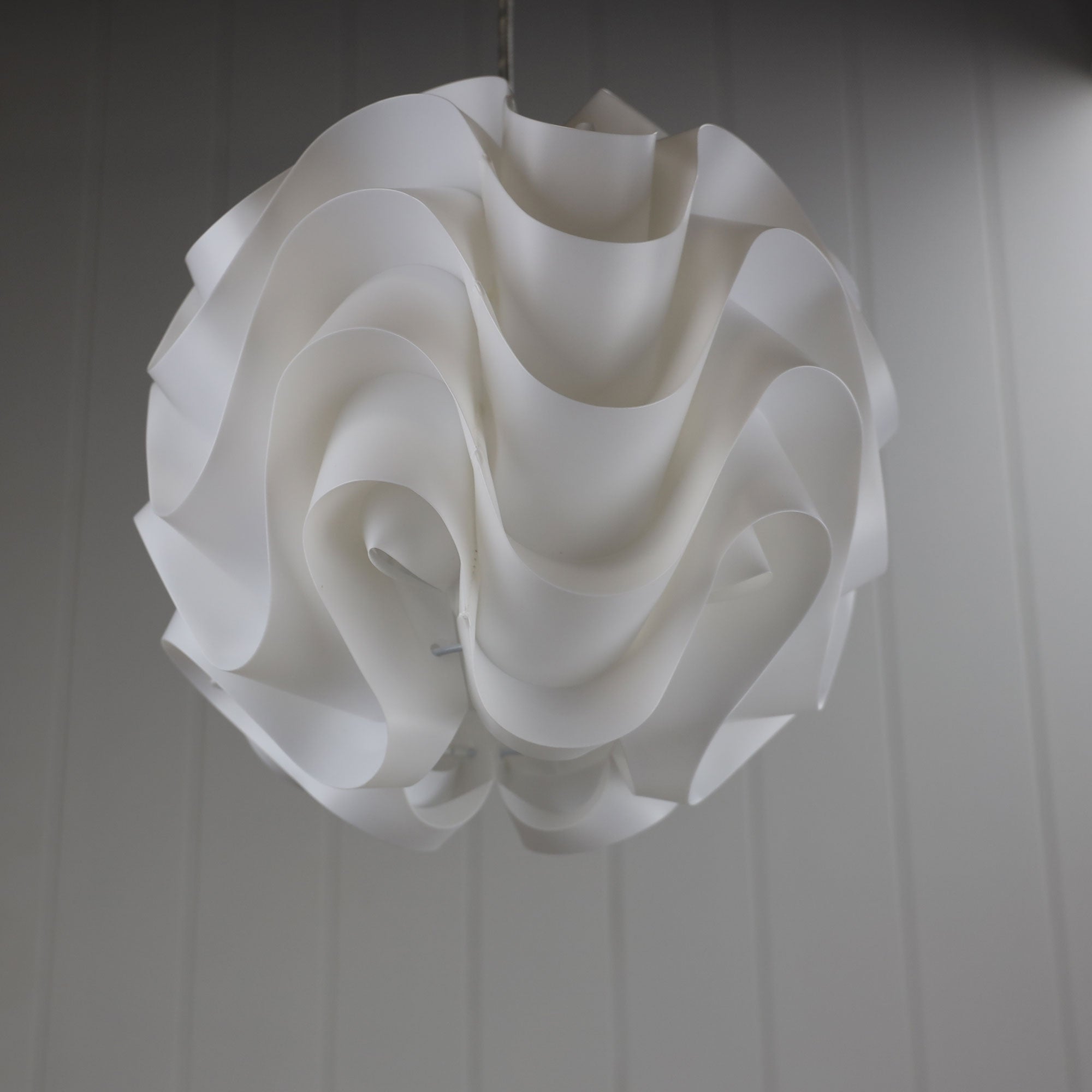 Chic.43 White Acrylic Retro Pendant